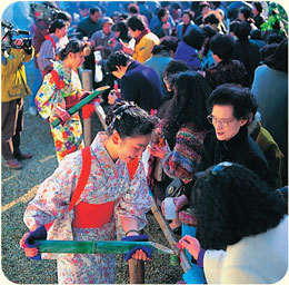 がん封じ笹酒祭り (写真:奈良市観光協会提供)