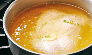 油の中の水がコトコト沸くくらいの温度 (60〜80℃)をキープ