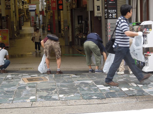 ごみ拾いの様子