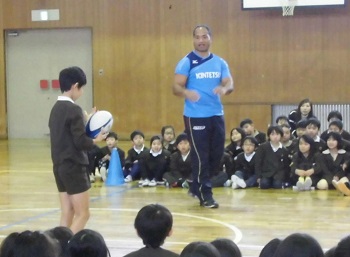 ラグビー選手との触れ合いの様子