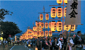 各自治会の提灯が鴨都波神社へ向かう
