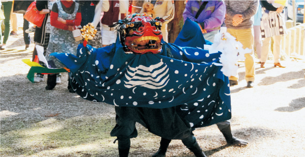 室生龍穴神社の境内をいっぱいに使って舞う獅子