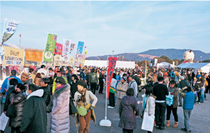 多くの人でにぎわうあったかもんグランプリ