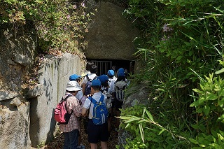 烏土塚古墳石室に続く羨道にて