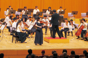 県産優良スギのバイオリンの演奏を披露