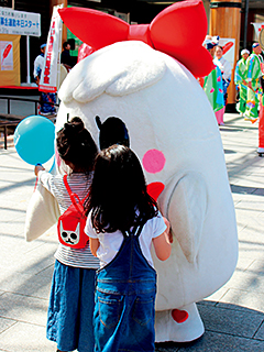 子どもたちも街頭募金に協力