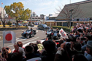 両陛下をお出迎えする人々(橿原神宮前駅)