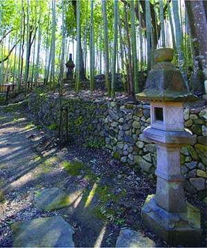 石灯籠や石垣