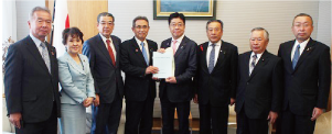 加藤長官への要請(一番左が山本議長)