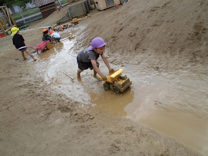 園庭どろんこ遊び