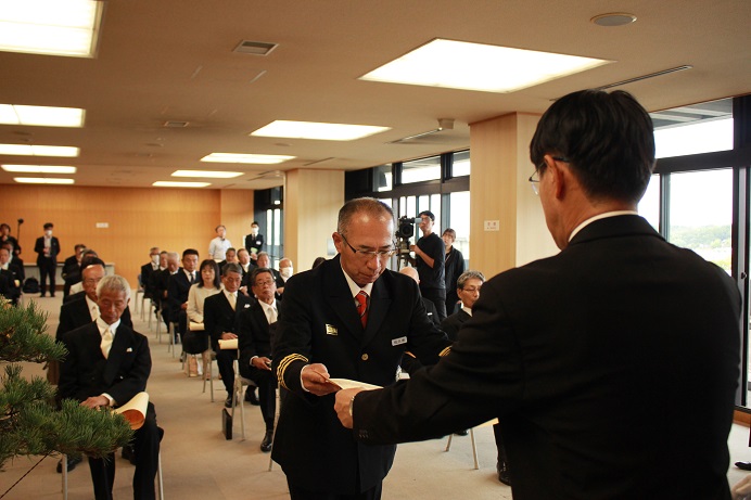 受賞者へ表彰状を手渡す山下知事