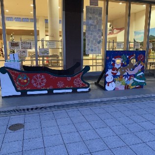 ソリに乗って記念撮影