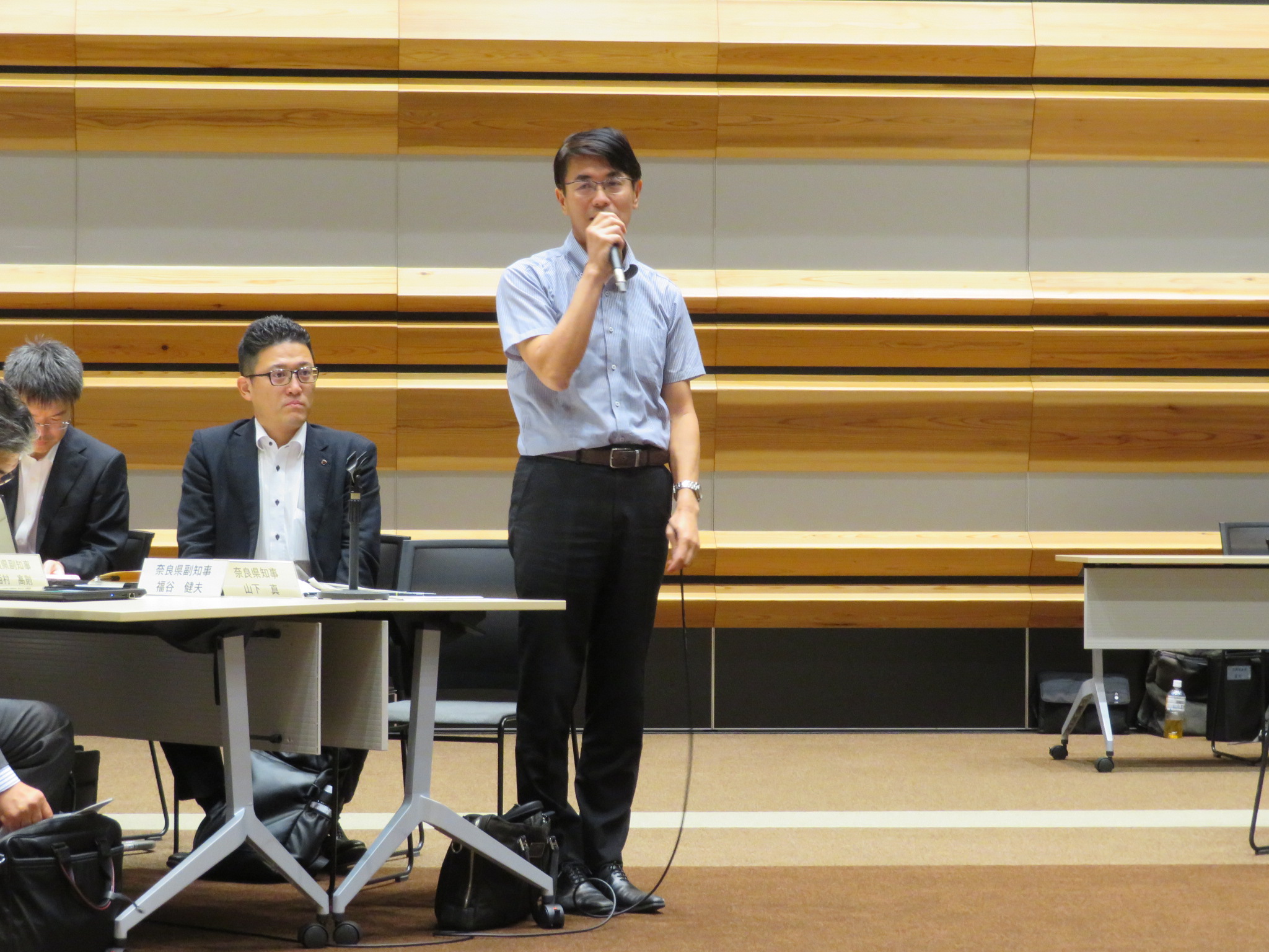 挨拶する山下知事