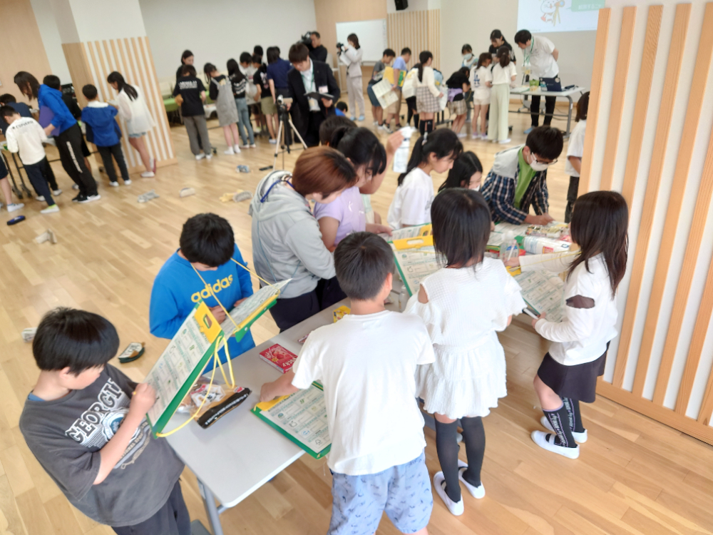 エコラベルを探す子どもたち