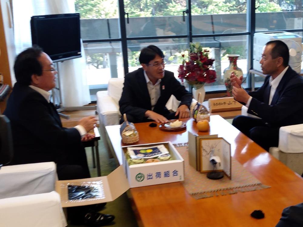 生産者と談笑する知事