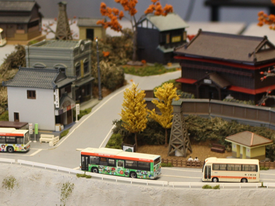 ジオラマに八木新宮特急バスと十津川村営バスのミニカー