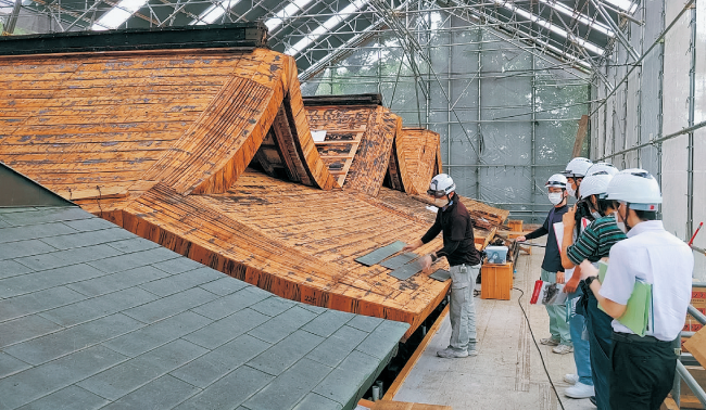 伝統建築の修繕を見学する県立奈良南高校専攻科生徒